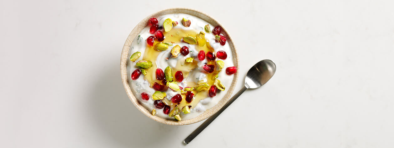 Yoghurt with pomegranate, pistachios and honey