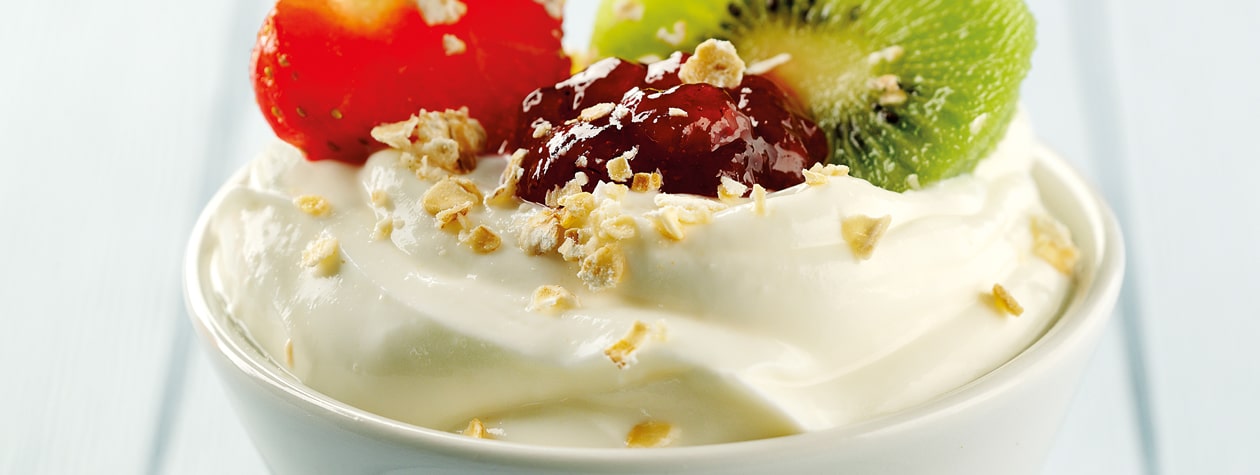 Yoghurt with Strawberries, Kiwi & Oats